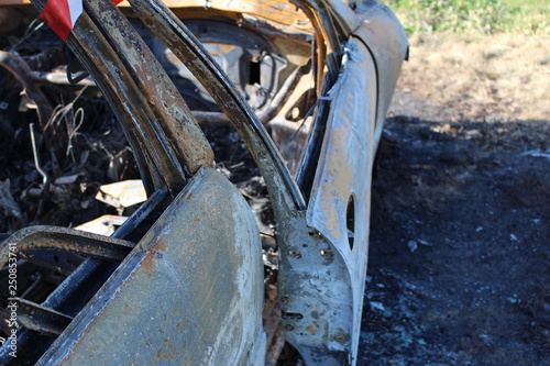 accident de la route : voiture brûlée