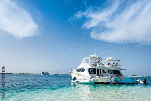 Yachts anchored near de beach in a beautiful place: Los Roques National Park, during a sunny day © DOUGLAS