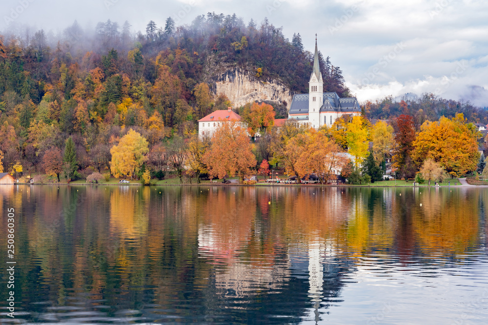 Obraz premium Beautiful autumn landscape around Lake Bled with St. Martin's Parish Church