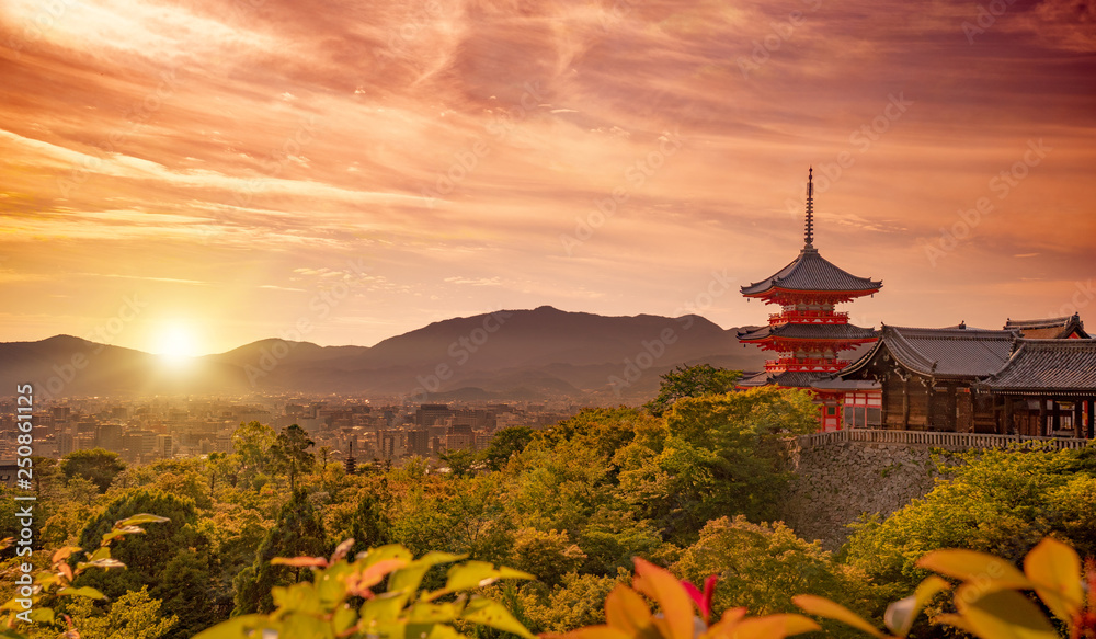 Fototapeta premium widok na sanktuarium Kiyomizudera i miasto Kioto o zachodzie słońca