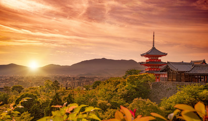 Handdoek met foto Kyoto view of Kiyomizudera shrine and Kyoto city at sunset  © Paulista