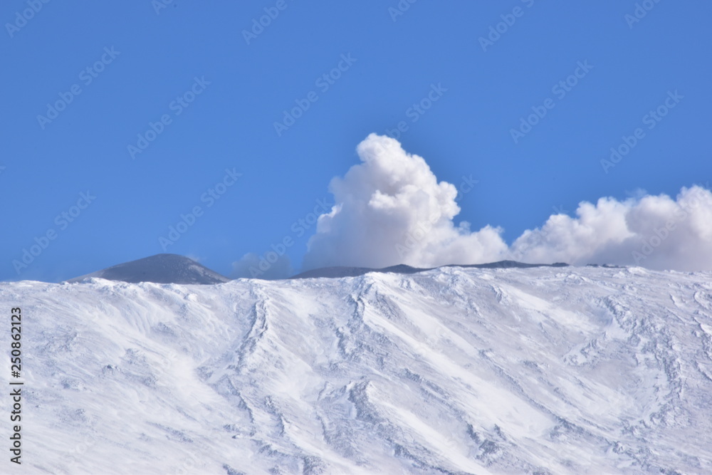 Vulcano Etna durante una eruzione di cenere e gas. Veduta dal versante occidentale. Gennaio 2019, Catania. Sicilia Vulcano Etna durante una eruzione di cenere e gas. Veduta dal versante occidentale. Gennaio 2019, Catania. Sicilia