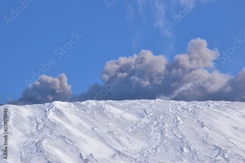 Fotografie Vulcano Etna durante una eruzione di cenere e gas