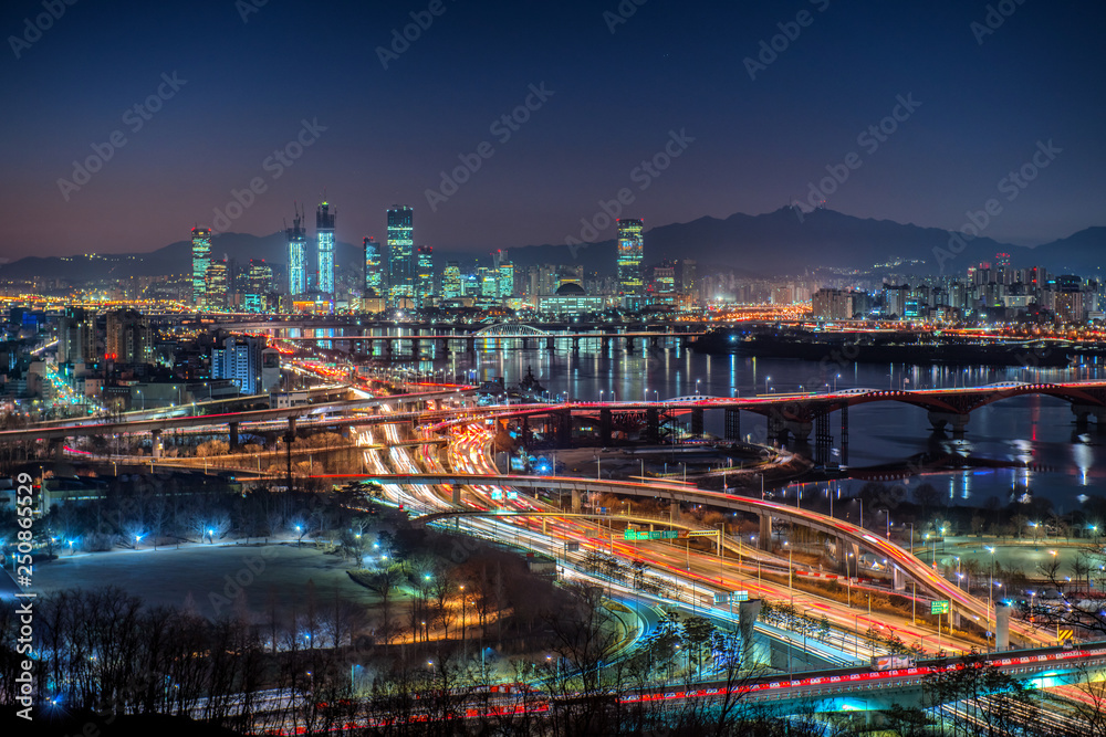 Fototapeta premium Night cityscape of han river in seoul city south Korea