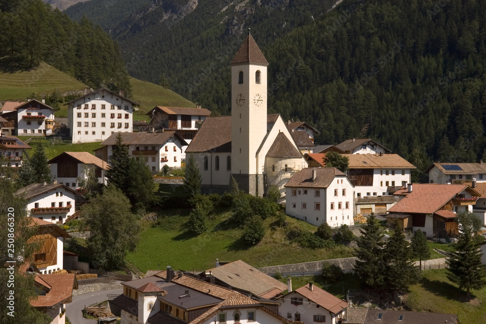 Graun am Reschensee in Südtirol