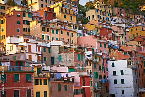 Cinque Terre kolorowe włoskie miasteczko uliczki