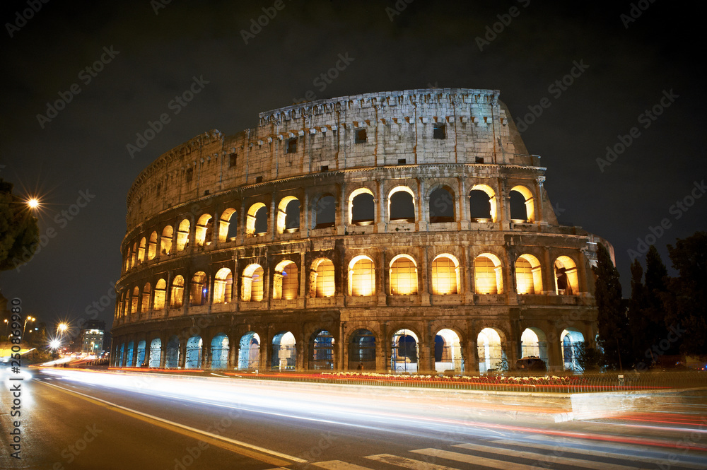 Coloseum nocą italia światła samochodu księżyc