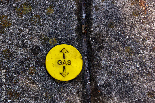 фотографія gasline indicator in sidewalk