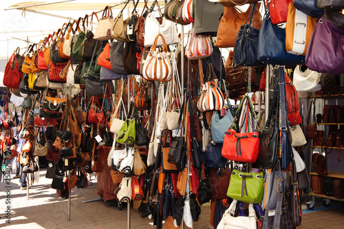 Laden mit verschiedenfarbigen Lederhandtaschen