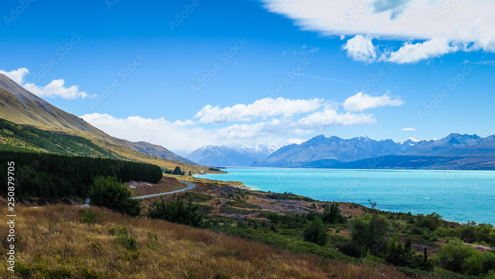 Lake Pukaki and the way to Mount Cook on the South Island