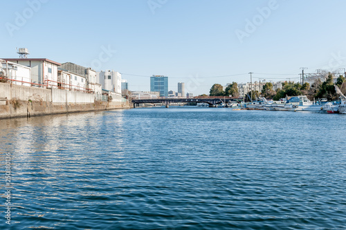 都市部の河川の風景  © Metro Hopper