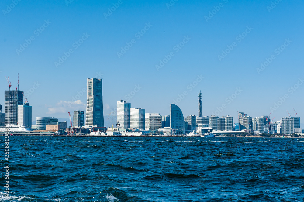 Obraz premium 横浜みなとみらい地区の海からの眺め
