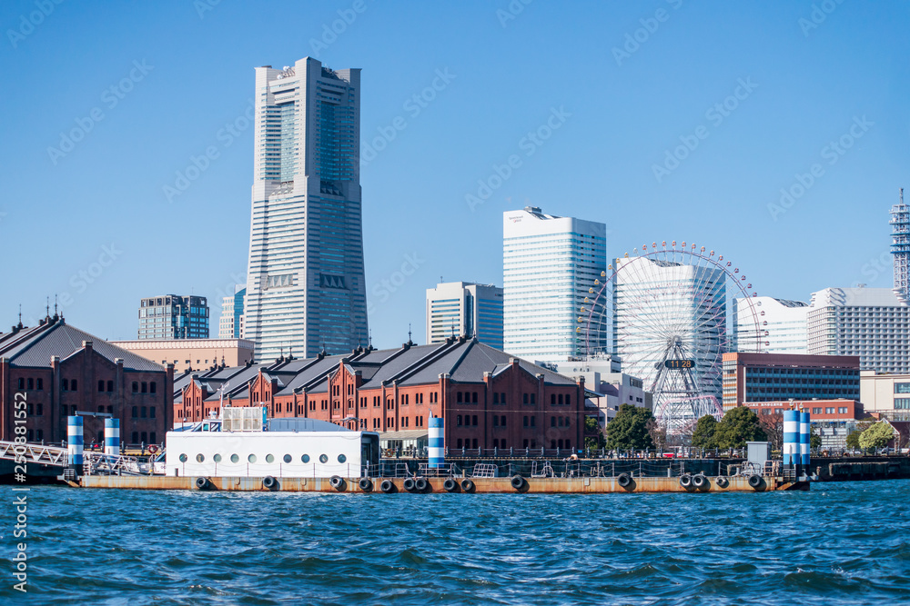 Fototapeta premium 横浜みなとみらい地区 赤レンガ倉庫とランドマークタワー
