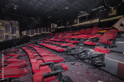 kaputte sitze in einem kino photo