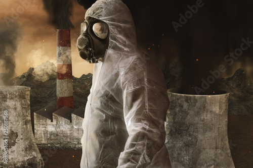 Mann mit Gasmaske und Schutzanzug vor Verbrennungsanlagen und Kraftwerke