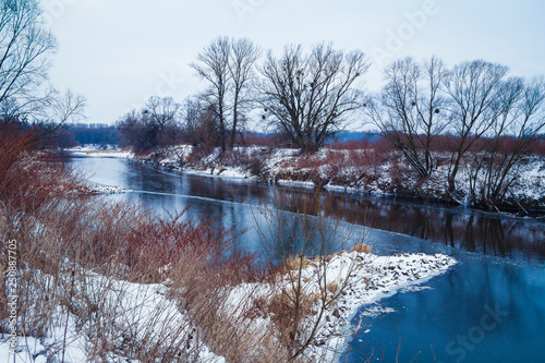 Zimowy krajobraz z rzeką