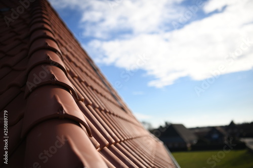 Hausdach mit roten Dachziegeln vom Dachdecker Meister nachgeprüft und kontrolliert