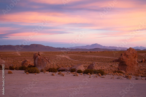 Coucher de soleil dans le désert - Réserve nationale de faune andine Eduardo Avaroa - Bolivie photo