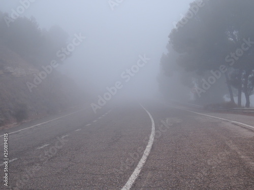 Dia invernal con niebla en carretera abandonada
