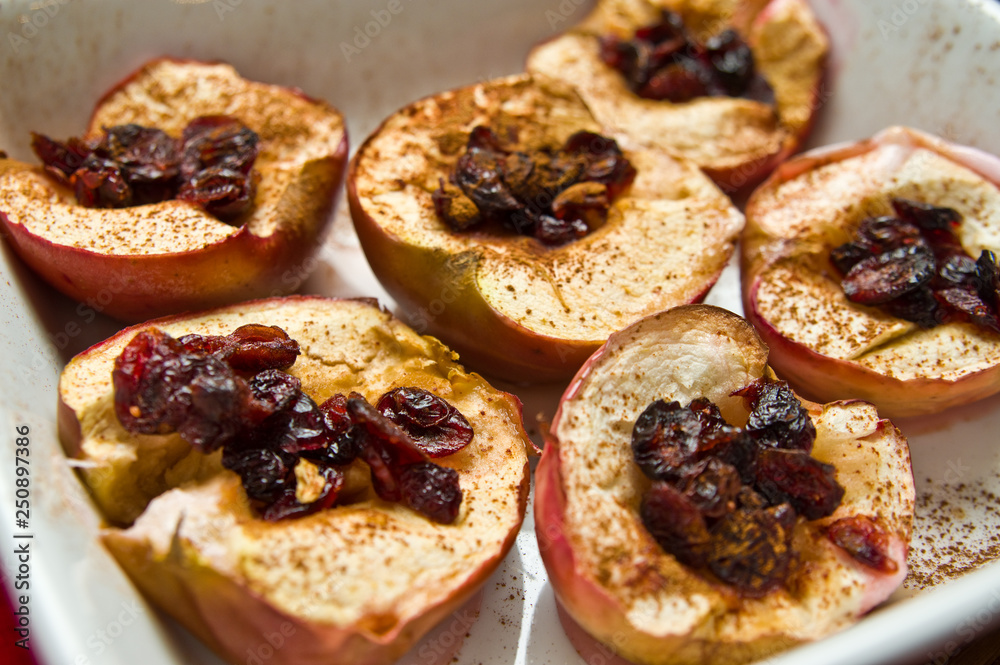 Baked apples with cinnamon and cranberries