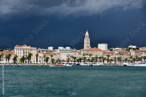 Fototapeta Naklejka Na Ścianę i Meble -  Split, Hafen, Gewitter, Wetter, Wolken, Meer, Wellen, Kroatien