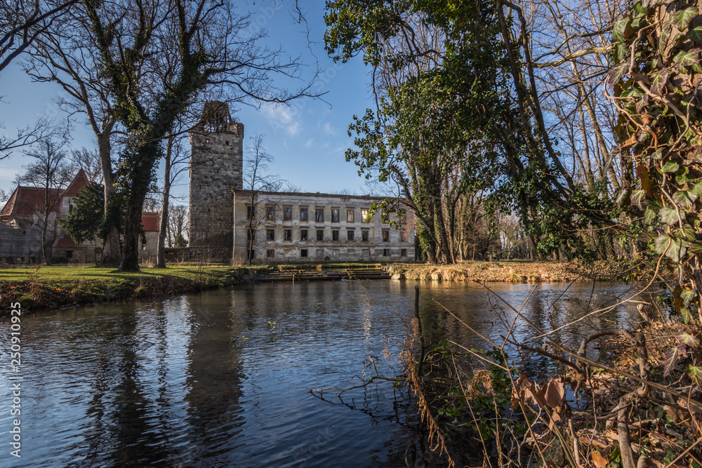 schloss mit baeume und bach im herbst schloss mit baeume und bach im herbst