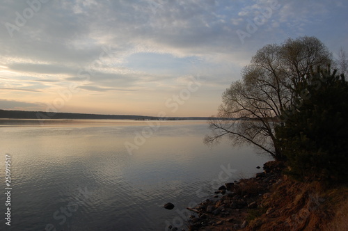 lago ruso aterdecer con   rboles oto  o  cielo azul y rosado y nubes gris