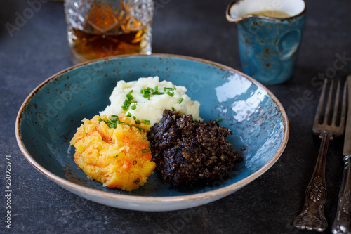 Foto Scottish dish of haggis, neeps and tatties, meal served traditionaly on Burns ni