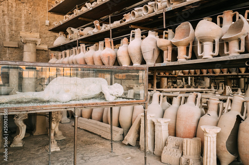 Canvas Print Pompeii, Italy. Artifacts In Granary Of Pompeii