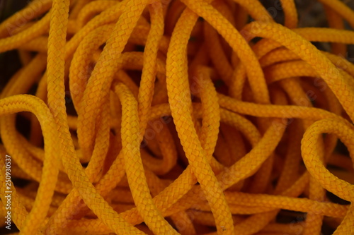 cuerda de color amarillo mal enrollada
