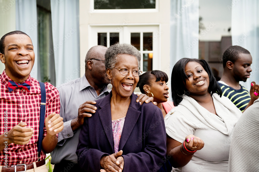© Cavan Images - Smiling multigenerational family standing outdoors © Cavan Images - Smiling multigenerational family standing outdoors