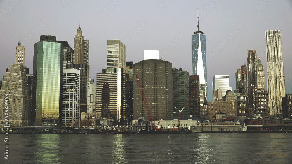 Obraz premium East river and Manhattan skyline with view of urban skyscrapers early Morning