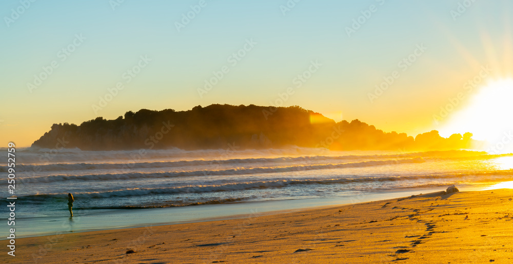 Obraz premium Intense sunrise at Mount Maunganui