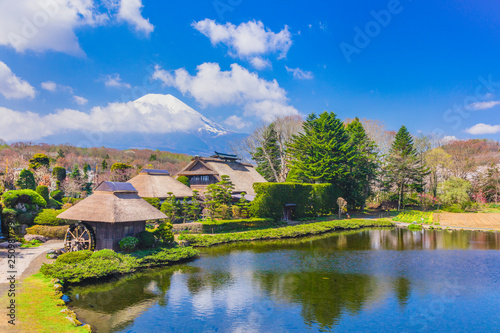 忍野八海の榛の木材民族資料館 水車小屋と富士山