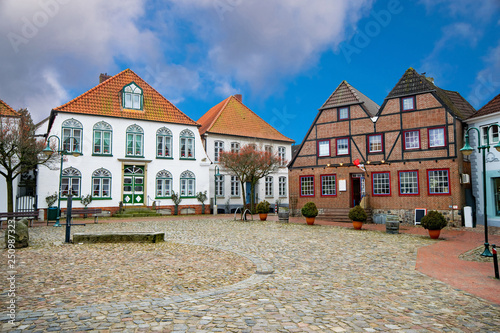 Auf dem. Marktplatz in der Altstadt von Meldorf in Dithmarschen, Schleswig-Holstein, Deutschland 