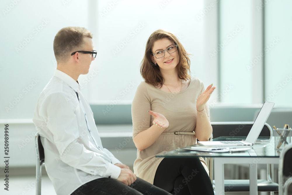 Obraz premium side view. business colleagues discuss ideas for a new commercial project