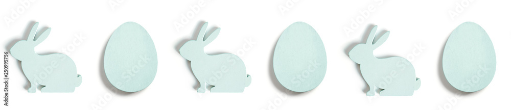 Obraz premium Wielkanocne ozdoby jajko i królik na białym tle