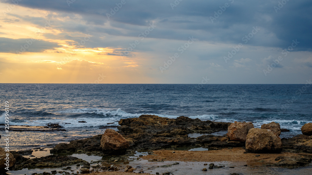 Vue sur la mer au coucher du soleil un jours nuageux, ville de tyr, liban