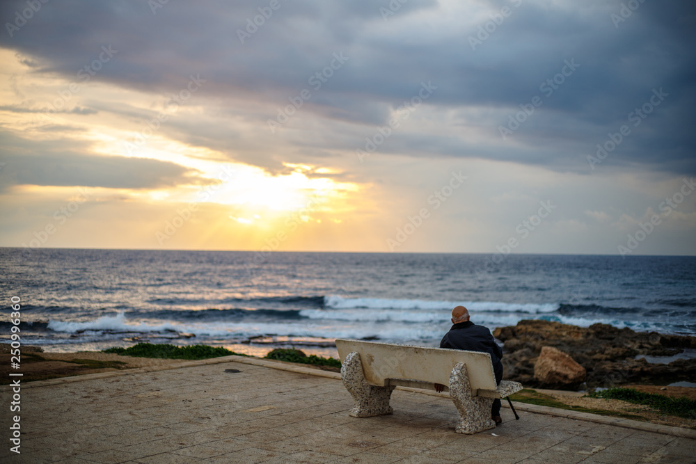 Vieux monsieur appréciant le coucher de soleil sur la mer méditéranées, Tyr, Liban