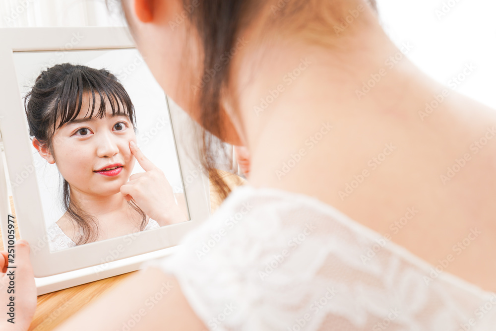 スキンケアをする若い女性 スキンケアをする若い女性