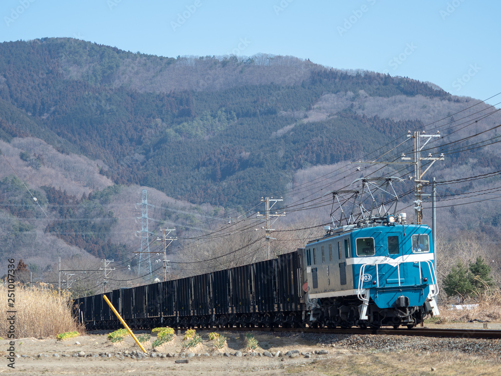 デキ103　貨物列車