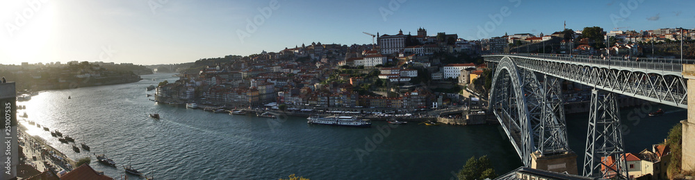 malerische Häuser und Schiffe am Douro und der Brücke Ponte Dom Luís I in Porto / Portugal - Panorama