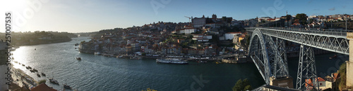 malerische Häuser und Schiffe am Douro und der Brücke Ponte Dom Luís I in Porto / Portugal - Panorama