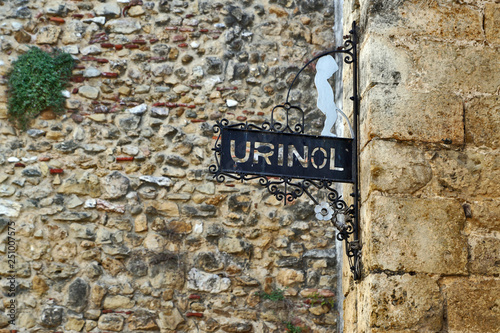 witziges Urinal-Schild in Lissabon photo