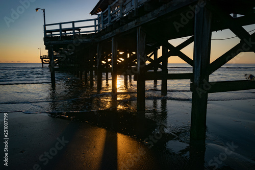 Wallpaper Mural Muelle al amanecer en la playa Torontodigital.ca