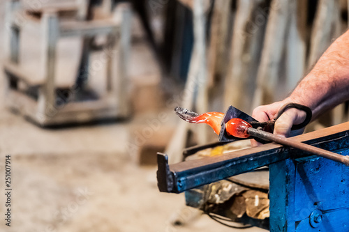 Artisan souffleur de verre en train de travailler photo