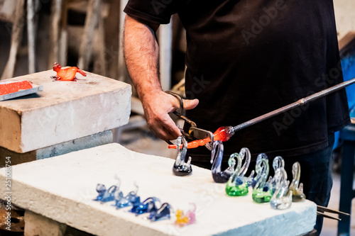 Artisan souffleur de verre en train de travailler photo