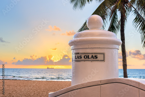 Canvas Print Fort Lauderdale, Florida, USA view of the beach from the end of Las Olas Boulevard