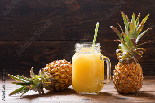 Fotografía glass jar of pineapple juice with fresh fruits