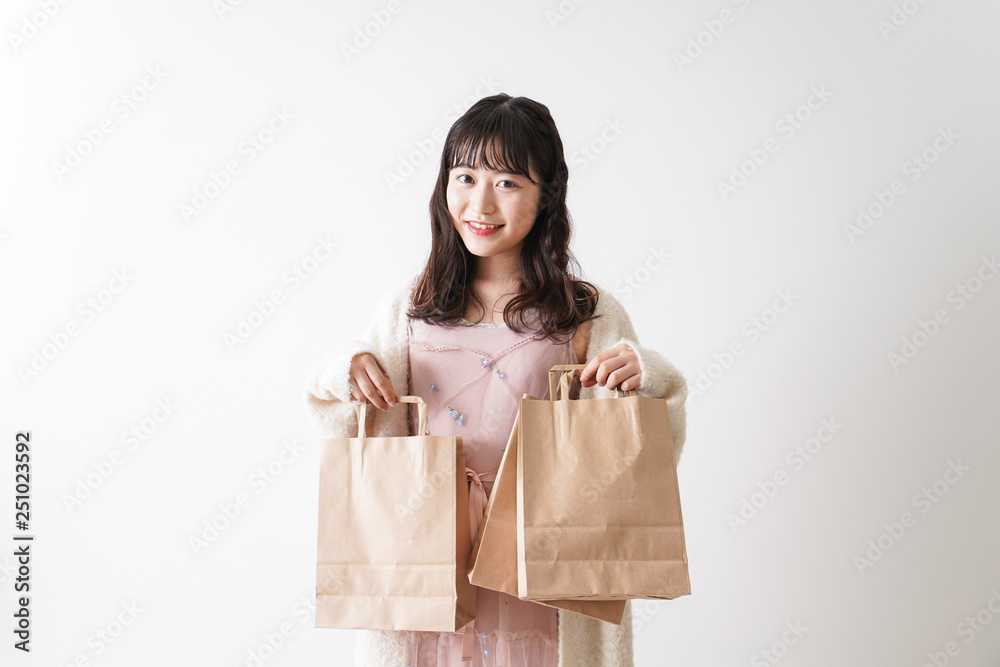 ショッピングをする若い女性 ショッピングをする若い女性